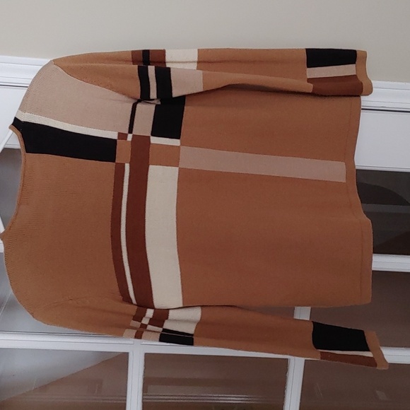 Jones New York Tan and Black Crew Neck Sweater with Striking Color Block Design - Picture 4 of 7